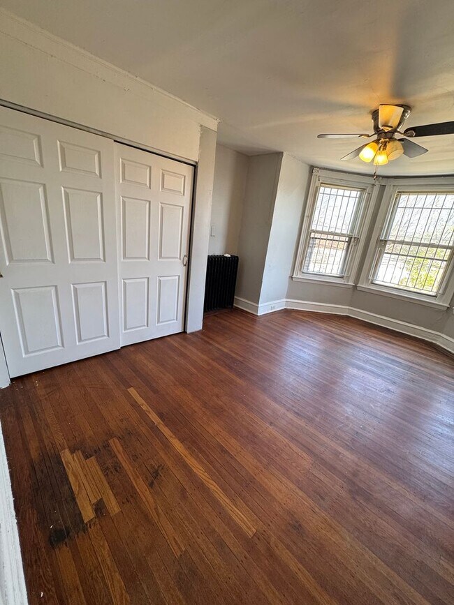 Building Photo - Charming 3BR Home with Private Fenced Yard  Cozy Comfort