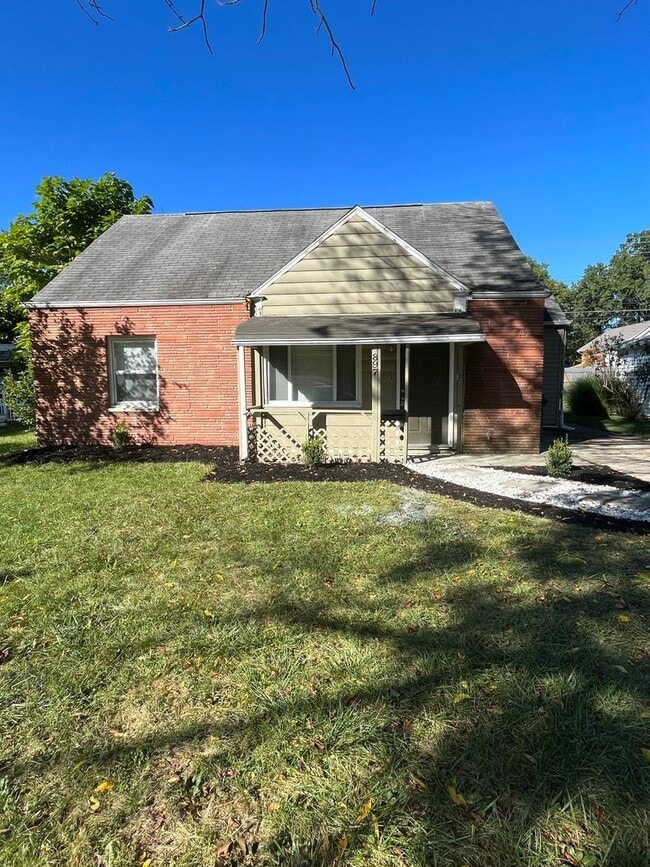 Primary Photo - 3 Bedroom 1.5 Bathroom Home with Fenced in...