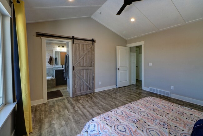 Building Photo - 6 Bedroom 3.5 Bathroom Home in Lehi!