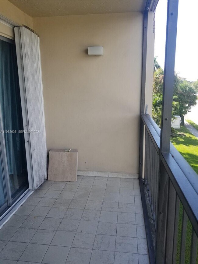 Building Photo - 9150 Fontainebleau Blvd