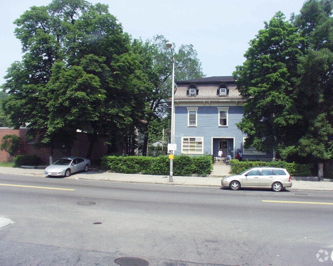 Building Photo - 776 Main St