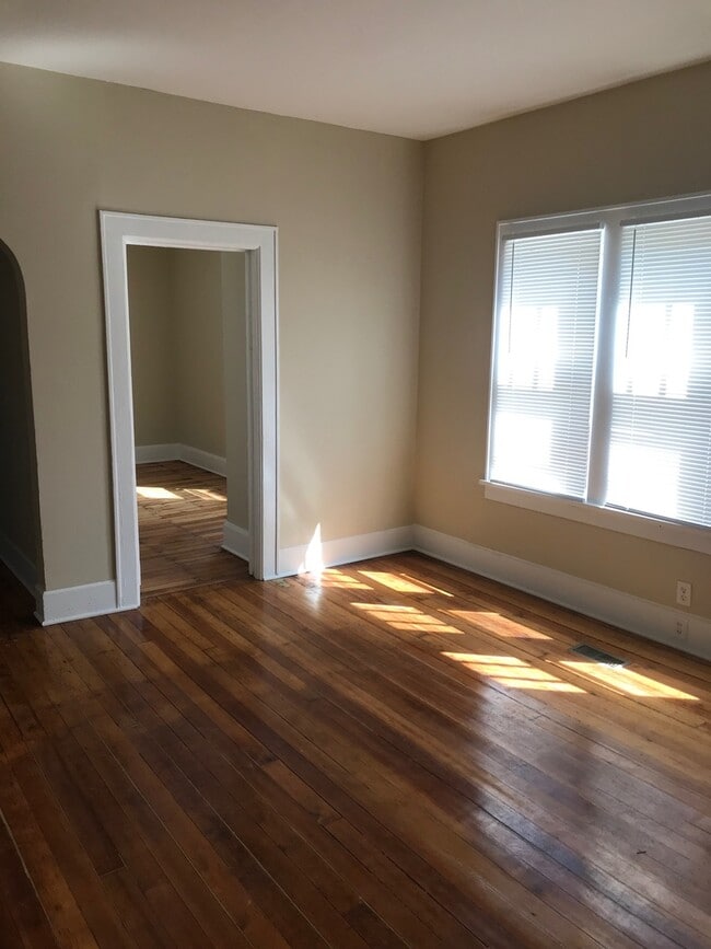 Building Photo - Newly updated 5 Bedroom 2 Bathroom Home in St.Paul!