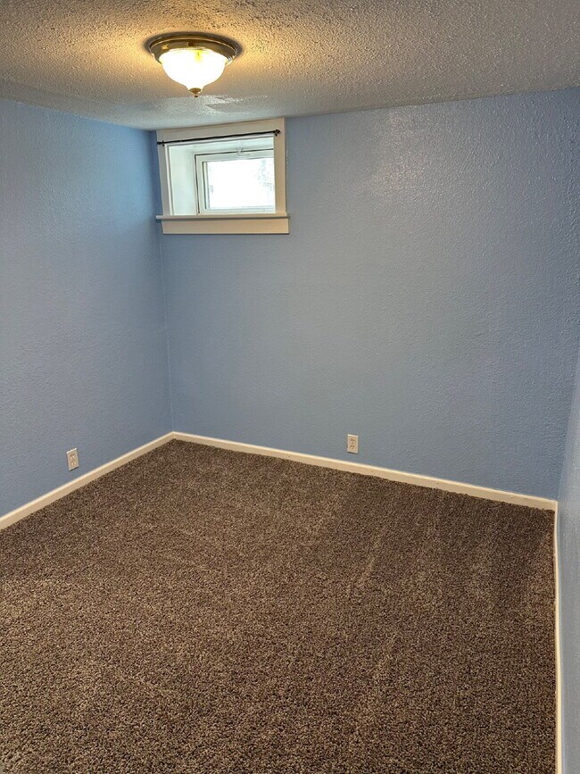 Building Photo - "Charming 4-Bedroom Oasis with 2 Full Bath...