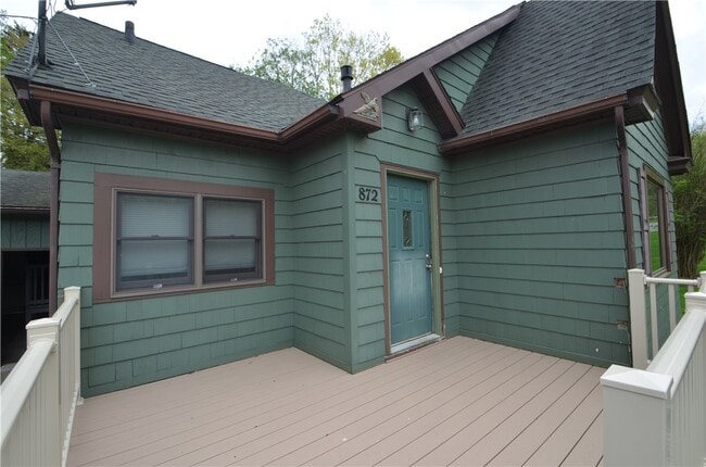 Building Photo - 872 Thomas Ave