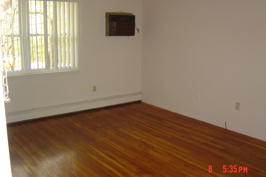 Building Photo - 9 Catherine St