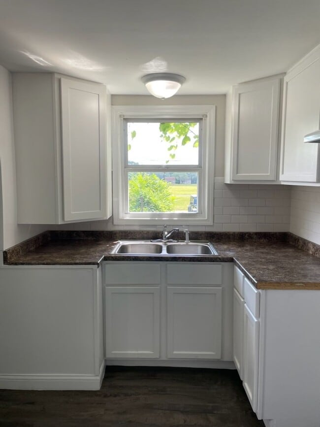 Building Photo - Bright & Inviting 2-Bedroom Home with Larg...