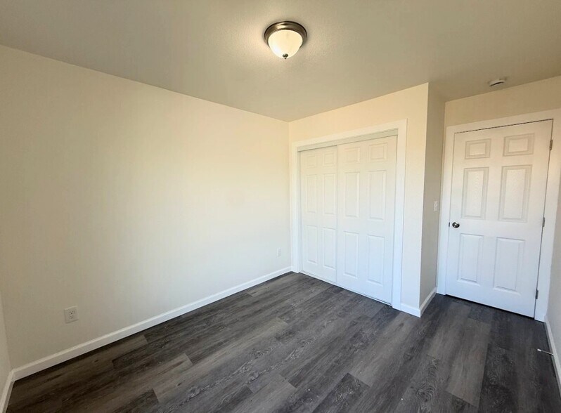 Building Photo - 1422 Lansing St