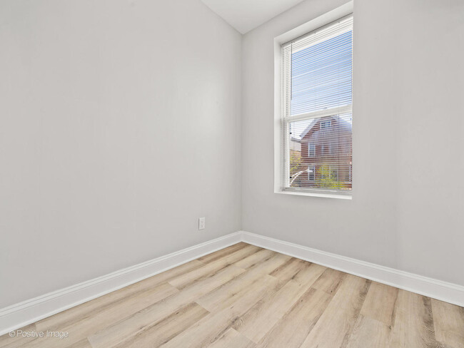 Building Photo - 1242 N Greenview Ave