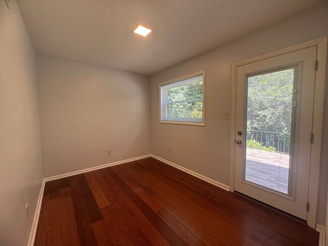 Building Photo - 4 Bedroom Jamestown Beauty!