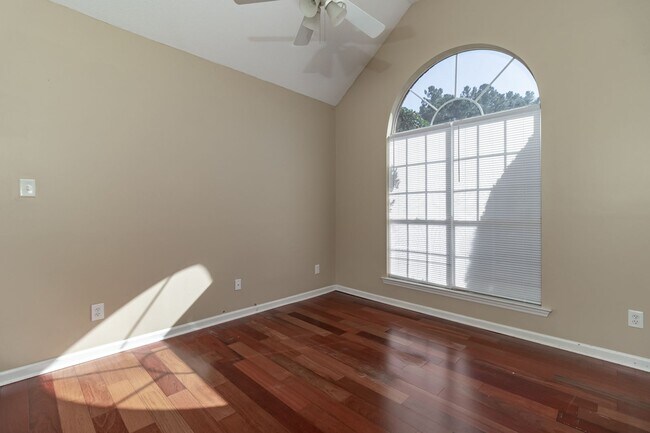 Building Photo - Beautiful 4 Bedroom, 2 Bath home with Large Yard