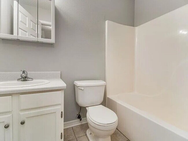 Building Photo - Renovated 2 bed 2 bath unit!
