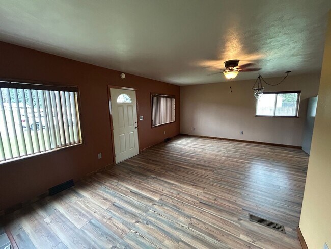Building Photo - Charming 4 Bed, 1 Bath Home in Spokane Val...