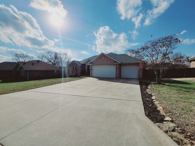 Building Photo - Lots Of New in Marlborough Manor w/ 3 Car Garage