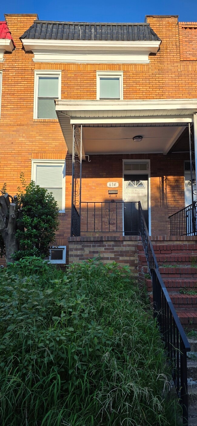 Building Photo - 614 Savage St