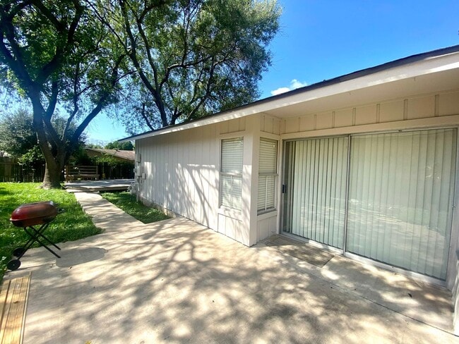 Building Photo - Remodeled 3 Bedroom 2 Bath  with cute back...