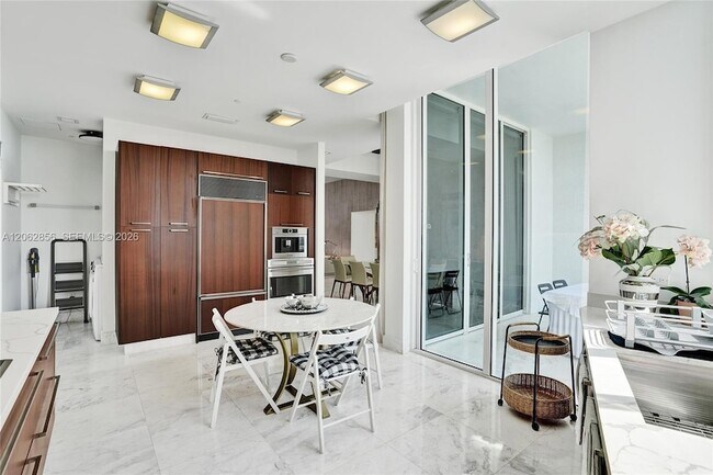 Building Photo - 16001 Collins Ave