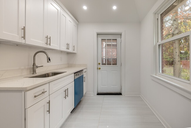 Building Photo - 400 East Ave