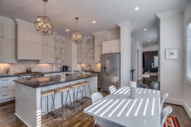 Building Photo - Beautifully appointed 3-bedroom furnished townhome in sought-after Hillsboro Village!