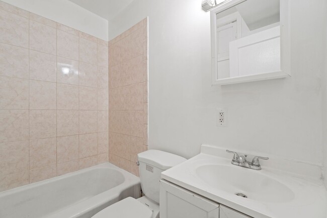 Building Photo - Charming 2 Bedroom Apartment in the Beauti...