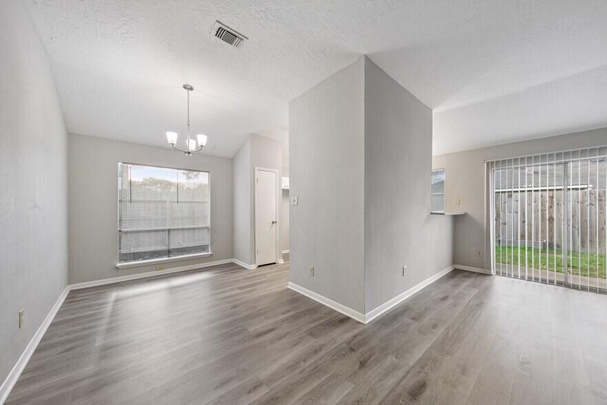 Building Photo - 10530 Rippling Fields Dr
