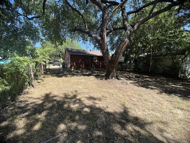 Building Photo - 2209 Bolivar St