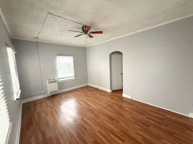 Building Photo - 849 S Kenmore Ave