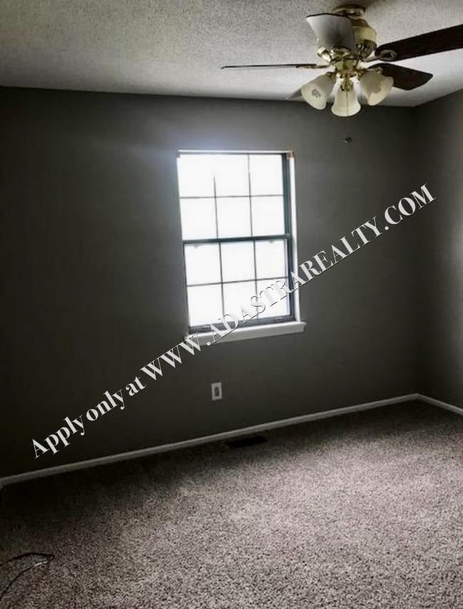 Building Photo - Beautiful 3 Bed/2 Bath Split-Level in Lee'...