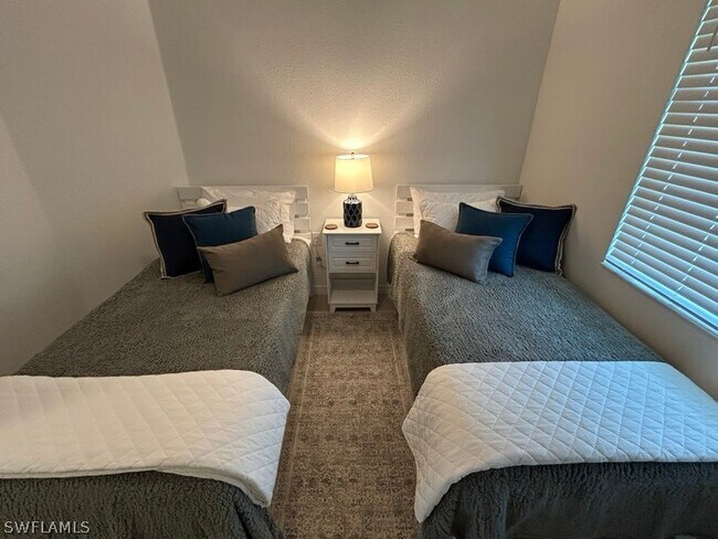 Building Photo - 15375 Grn Acrs Ave