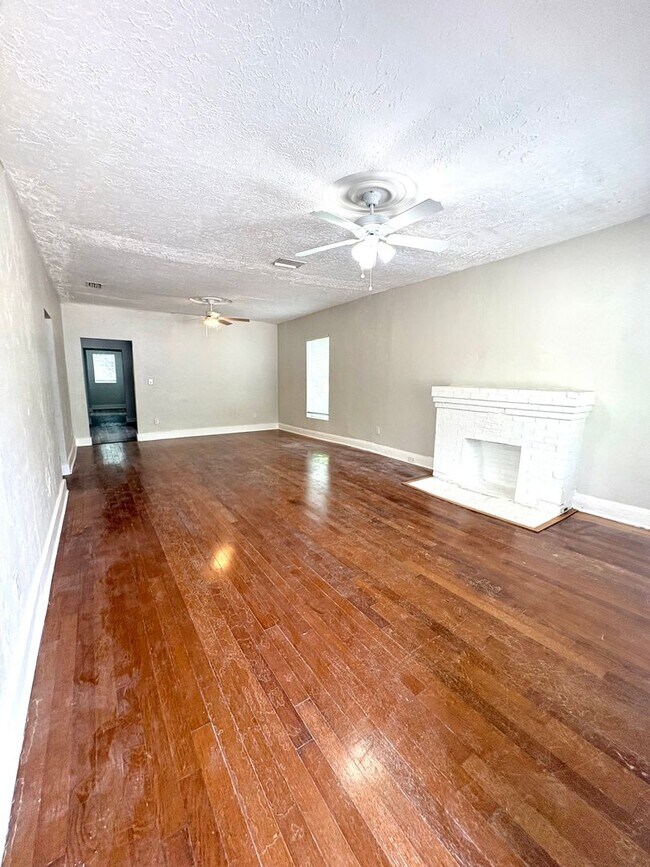 Building Photo - 3 BED/2 BATH Historic Home Available NOW!
