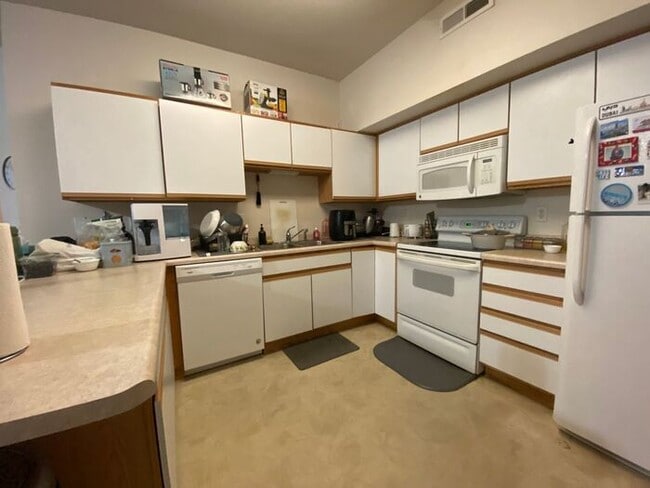 Building Photo - $1,295 | 2 Bedroom, 2 Bathroom Condo | Pet...