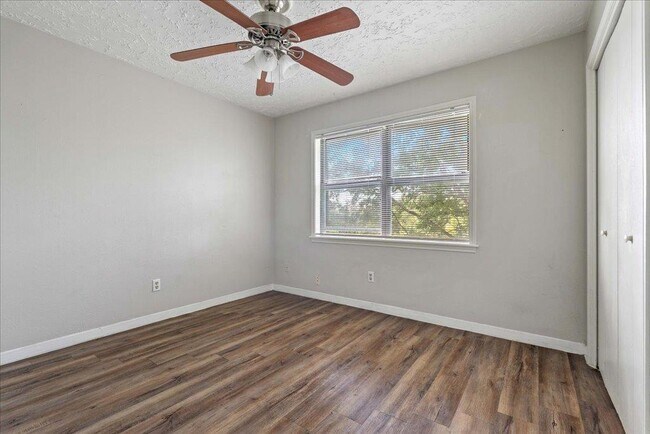 Building Photo - 906 N LBJ Dr