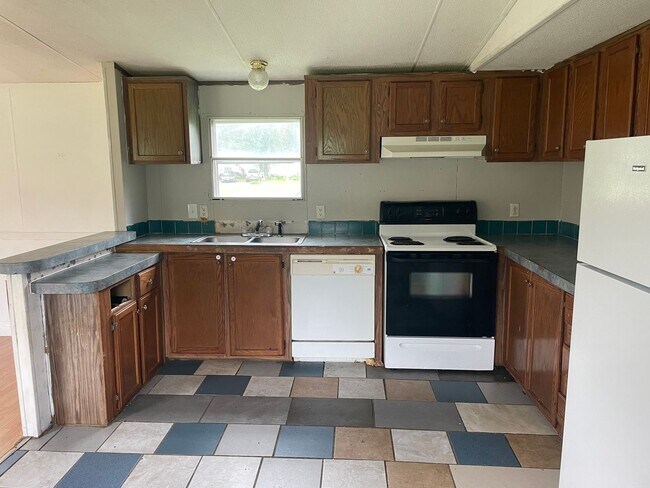 Building Photo - 4 BR 2 Bath 1,216 sq ft singlewide mobile ...