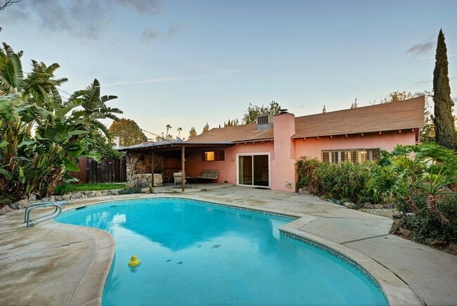Building Photo - Charming Single-Story Pool Home in Prime Northridge Location