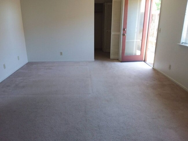 Building Photo - 2356-2356 Bushnell St