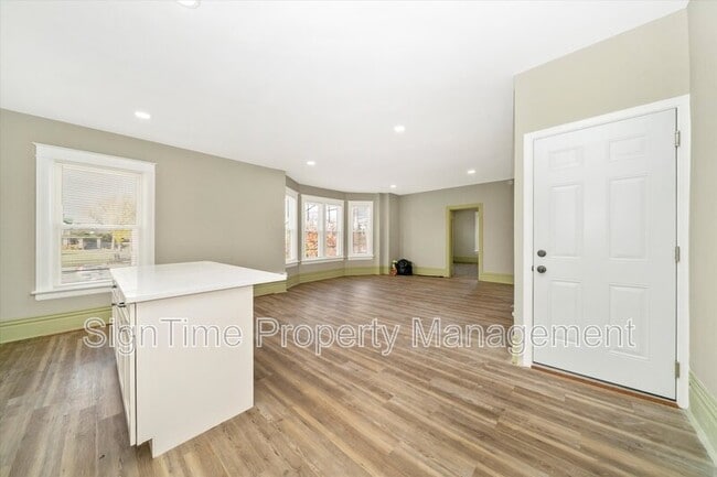 Building Photo - 25 Wayside Ave