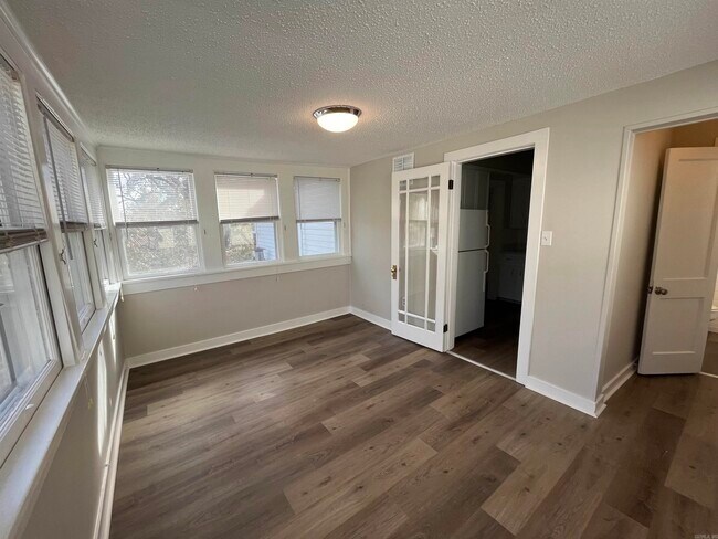 Building Photo - 1020 Kavanaugh Blvd