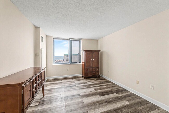 Building Photo - 526 Pacific Ave