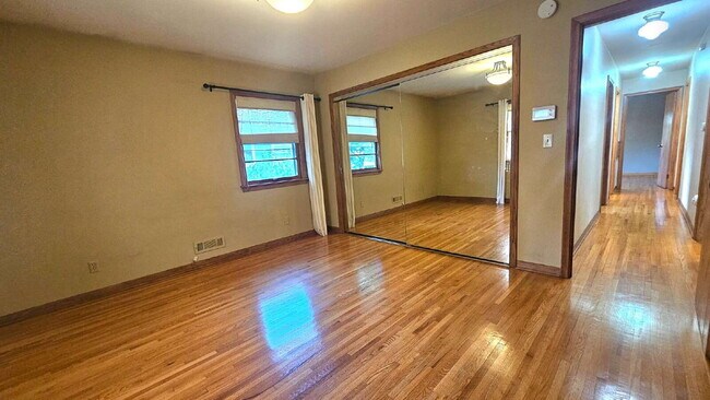 Building Photo - Amazing 4-Bedroom Retreat with 2 Full Baths and 2400 Sq Ft of Space in Minneapolis.