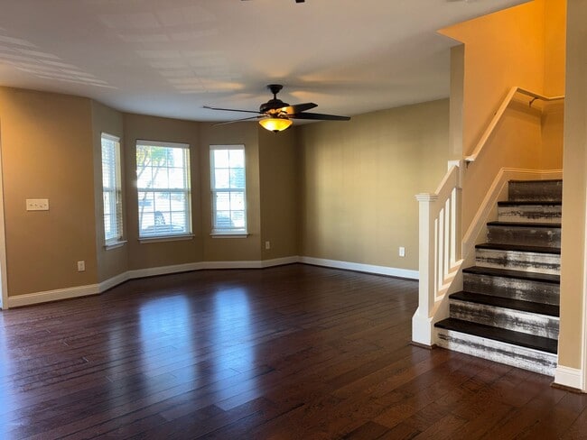 Building Photo - 2 Bedroom, 2.5 Bathroom Townhouse in Greensboro!