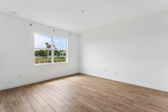 Building Photo - 2770 NE Breezeway Cir