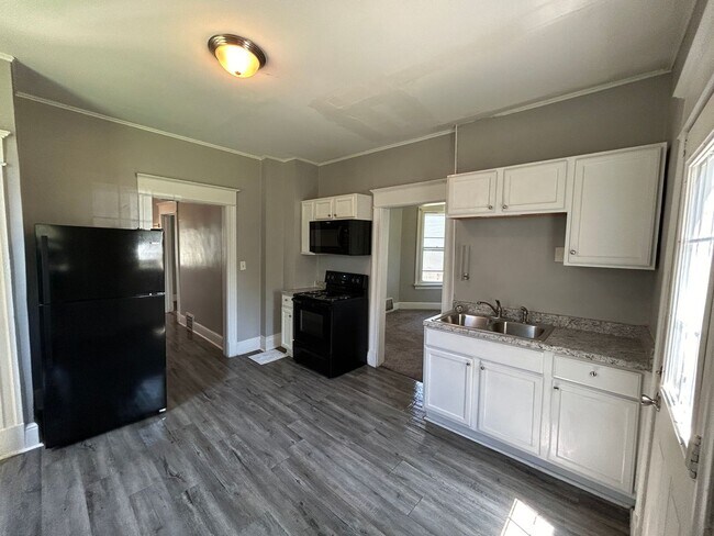 Building Photo - 3 bedroom 1 bath house in Davenport