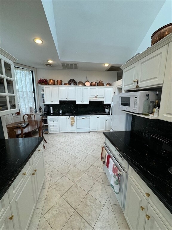 Building Photo - 132 Boylston St