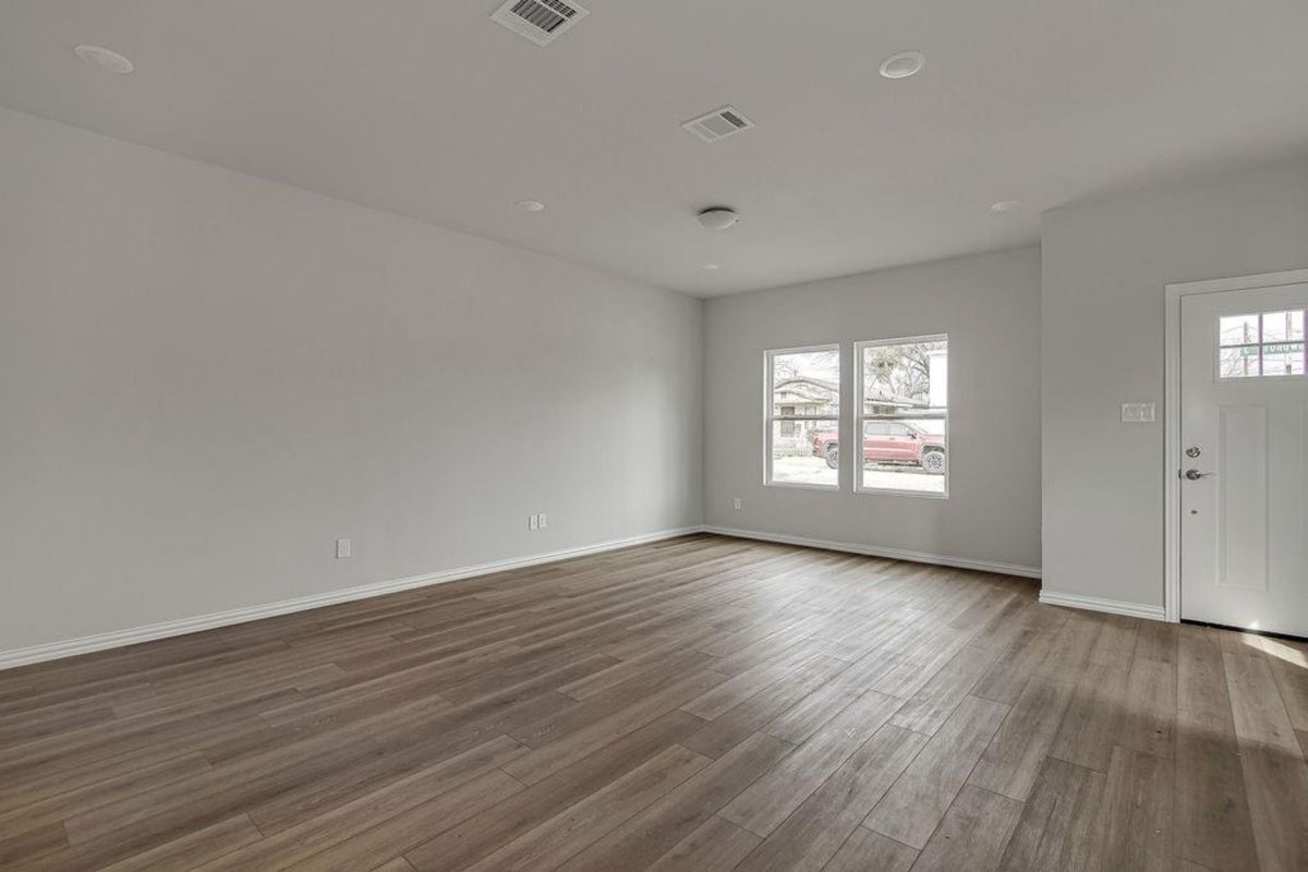 Building Photo - 1136 E Broadway Ave