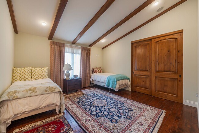 Building Photo - Gorgeous 5 Bedroom Home with sweeping views and pool