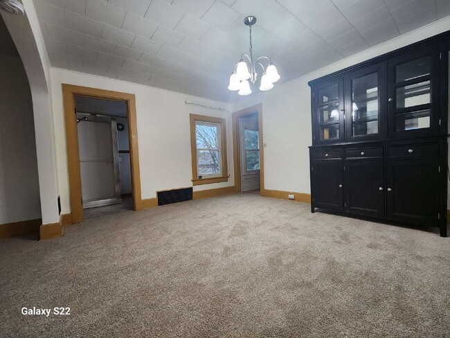 Building Photo - Upper Unit 3 bedrooms & shared garage