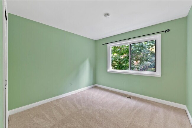 Building Photo - "Luxurious Reston Retreat: Spacious 2400 S...