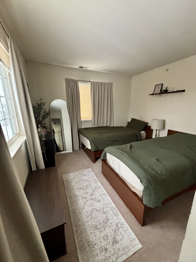 Building Photo - 1142 E Wilson Ave