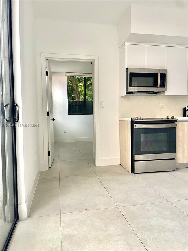 Building Photo - 1547 NW 2nd St