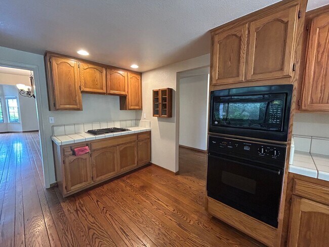 Building Photo - 8280 Oakmont Dr