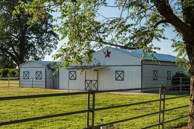 Building Photo - 3 bed 2 ba ranchette in country on 7 acres
